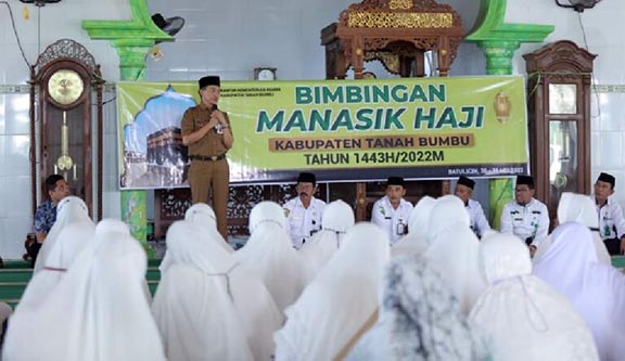 LANCAR: Sekda Pemkab Tanbu Ambo Sakka menyampaikan sambutan pada bimbingan manasik, Senin (30/5).