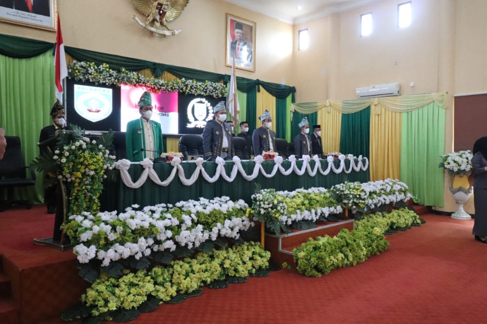 PARIPURNA : Bupati Balangan, Abdul Hadi (kiri) saat menghadiri sidang paripurna dengan agenda peringatan hari jadi Kabupaten Balangan. | FOTO: WAHYUDI/RADAR BANJARMASIN.