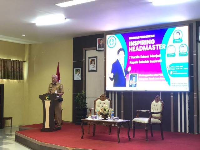 DIBUKA: Asisten Bidang Administrasi Umum pada Setda Tala Safarin membuka Seminar Pendidikan 7 Katalis Sukses Menjadi Kepala Sekolah Inspiratif yang dilaksanakan PGRI Tala di Gedung Sarantang Saruntung, Selasa (31/5). Foto : PROKOPIM FOR RADAR BANJARMASIN