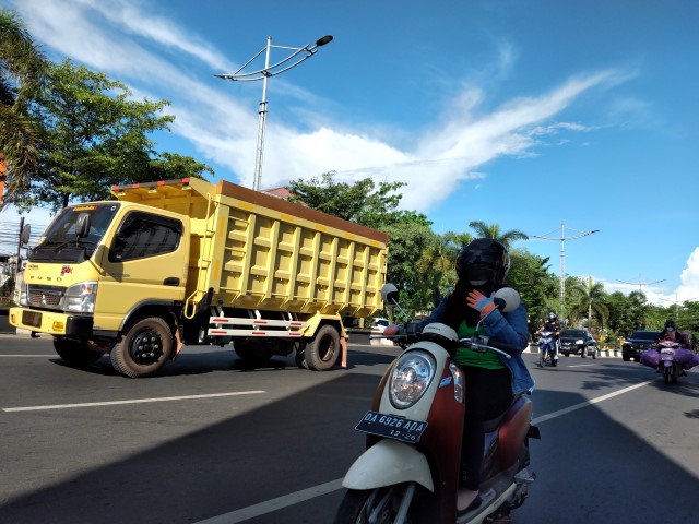 BATAS KOTA: Truk jumbo melintas dengan bebas di Jalan Ahmad Yani kilometer 6, kemarin (1/6) sore pada jam terlarang melintas.