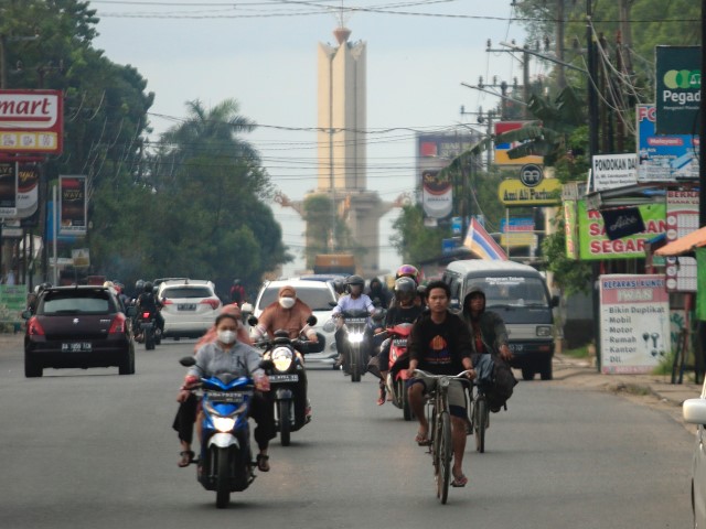 PADAT: Jalan Ahmad Yani dengan latar Tugu Simpang Empat Banjarbaru. RIFANI/RADAR BANJARMASIN