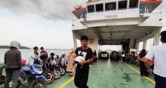 MENYEBERANG: Suasana di atas kapal feri yang berangkat dari Batulicin ke Tanjung Serdang, Rabu (1/6) sore.