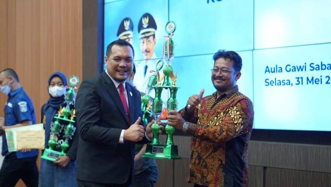 SERAHKAN TROFI: Wali Kota Banjarbaru, Aditya Mufti Ariffin menyerahkan trofis sekaligus hadiah kepada para pemenangan Festival Salikur.