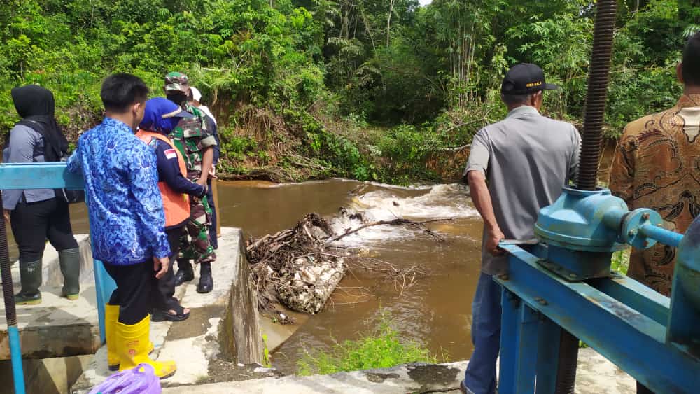PENGECEKAN : Jajaran Komisi III DPRD Balangan bersama SKPD terkait saat meninjau kondisi Bendungan Batumandi yang jebol. : FOTO WAHYUDI RADAR BANJARMASIN.
