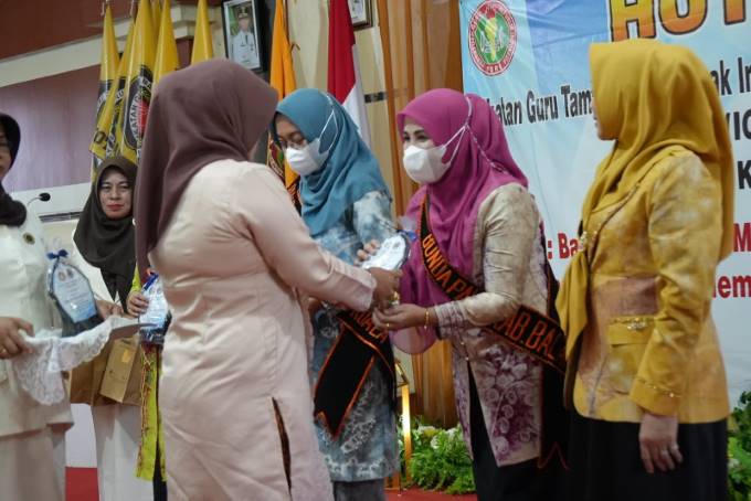 APRESIASI : Bunda PAUD Balangan, Sri Huriyati Hadi (kanan) saat mendapatkan penghargaan. : FOTO HUMAS FOR RADAR BANJARMASIN.