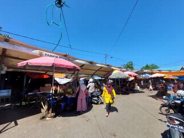 ALIH FUNGSI: Tempat parkir di Pasar Keramat Barabai beralih fungsi menjadi lapak pedagang ikan. Ini membuat tata kelola pasar jadi semrawut. FOTO: JAMALUDDIN/RADAR BANJARMASIN
