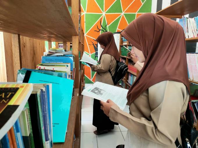 LITERASI: Tambahan buku di perpustakaan membuat pelajar tambah semangat.