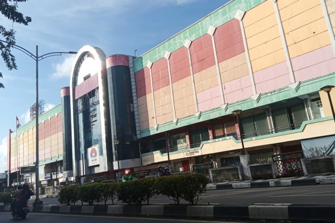 BAKAL RENOVASI: Mitra Plaza di Jalan Pangeran Antasari Banjarmasin. Foto: WAHYU RAMADHAN/RADAR BANJARMASIN