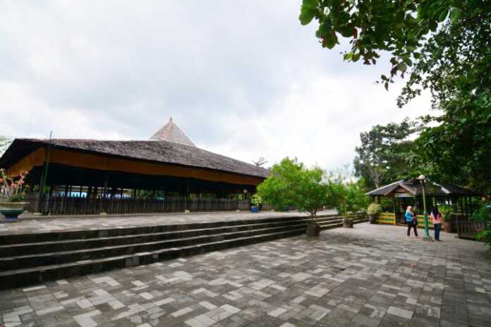 SITUS BERSEJARAH: Kompleks Candi Agung di Amuntai, Kabupaten Hulu Sungai Utara. Candi ini hanya tersisa pondasinya saja. Foto: MUHAMMAD SYARAFUDDIN/RADAR BANJARMASIN