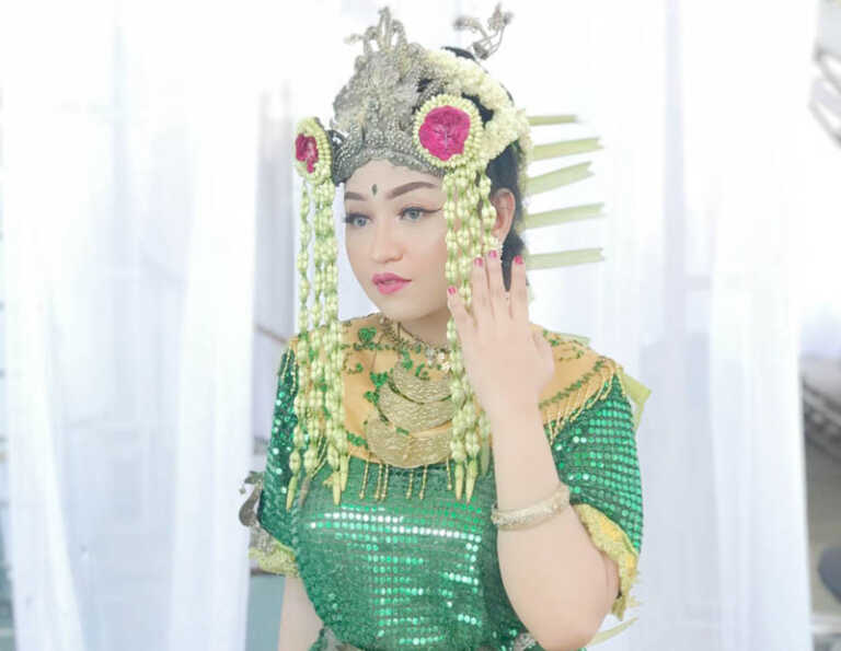 PENARI: Rupa penari yang memainkan Baksa Kembang.