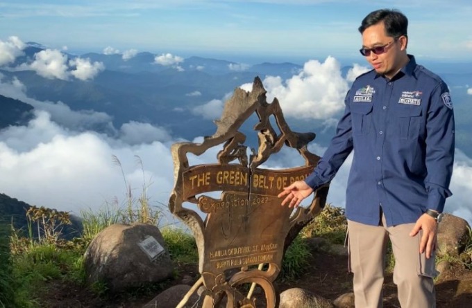DI PUNCAK: Bupati HST Aulia Oktafi andi di Gunung Halau Halau, Meratus. Ekspedisi ini digelar awal Juni.
