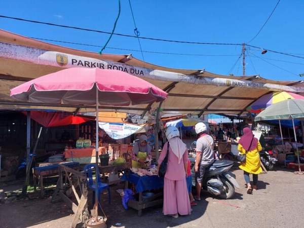 MASIH SEMRAWUT: Tata kelola Pasar Keramat dan Agrobisnis semrawut. Tempat parkir dan bahu jalan jadi lapak jualan. FOTO: JAMALUDDIN/RADAR BANJARMASIN