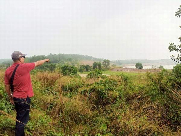 JADI DANAU: Muhammad Taberani menunjukkan lahan miliknya yang sekarang sudah menjadi danau. Foto: Rasidi Fadli/Radar Banjarmasin