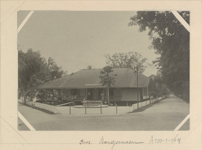 KENANGAN: Potret Gedung Kapel yang menjadi tempat pesta dan hiburan orang Belanda di Banjarmasin tempo dulu. FOTO: ARSIP