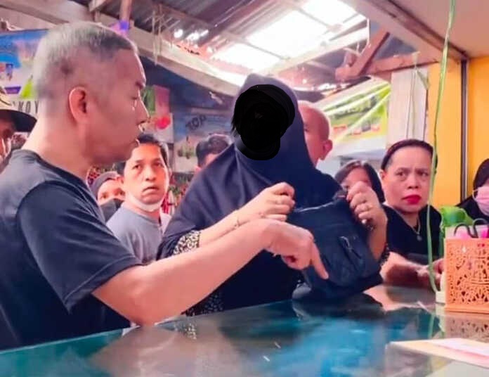 HEBOH: NA (berjilbab), IRT yang diduga kepergok mencuri emas di Pasar Kalindo, Belitung Darat.