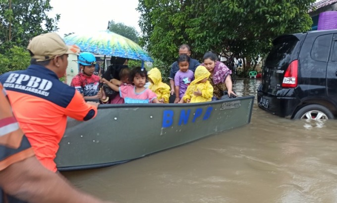 BANJIR BANJARBARU: Warga Guntung Payung yang terjebak di rumahnya dievakuasi BPBD dengan perahu.BANJIR BANJARBARU: Warga Guntung Payung yang terjebak di rumahnya dievakuasi BPBD dengan perahu. FOTO: SUTRISNO/RADAR BANJARMASIN