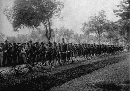 MASA LALU: Parade serdadu KNIL di Kandangan pada tahun 1924 ketika menyambut Mr Dirk Fock.