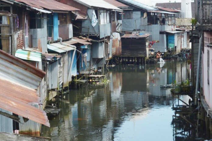 MASIH MARAK: Jamban-jamban yang berada di atas aliran sungai di Kota Banjarmasin. FOTO: WAHYU RAMADHAN/RADAR BANJARMASIN