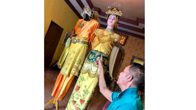 FILOSOFI: Budayawan Kawang Yoedha menjelaskan filosofi di balik pakaian adat Bagajah Gamuling Baular Lulut. FOTO: TIA LALITA/RADAR BANJARMASIN