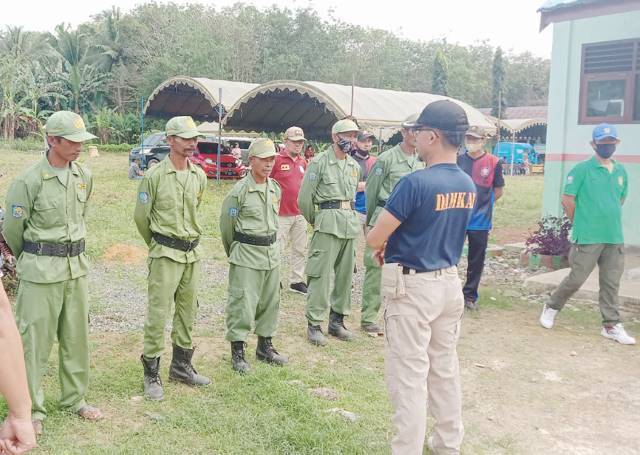 SOSIALISASI: Kepala Bidang Damkar dan Penyelamatan pada Satpol PP dan Damkar Tala, Tony Permana memberikan sosialisasi kepada anggota Linmas di Desa Tajau Pecah, Kecamatan Batu Ampar. Foto : DISKOMINFO FOR RADAR BANJARMASIN