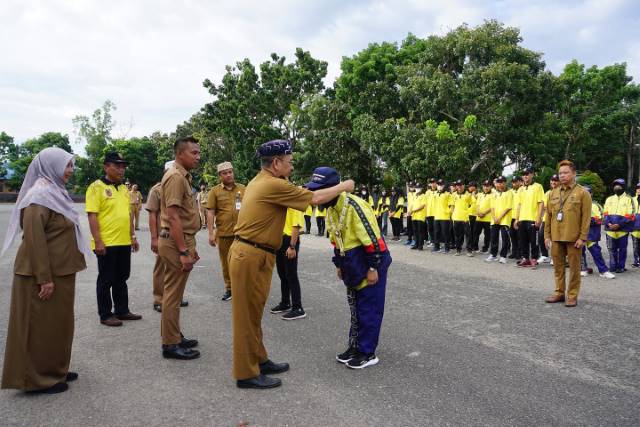 DILEPAS: Kepala Dispora Tala Nahrin Fauzi melepas para pegiat yang berlaga pada ajang Fornas VI di Palembang FOTO: DISPORA TALA FOR RADAR BANJARMASIN