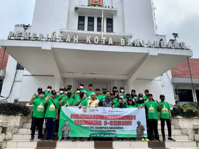 Wakil Wali Kota Banjarbaru Wartono, SE saat melepas Kontingen Special Olympics Nasional(SOina) kota Banjarbaru di halaman Pemko Banjarbaru, Jumat (1/7) tadi. FOTO: DINAS KOMINFO BANJARBARU