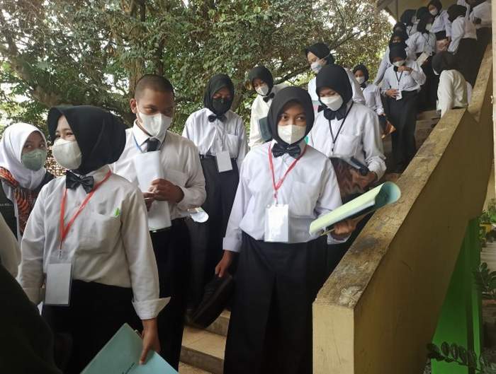 HARI PERTAMA: Siswa baru di SMAN 2 Banjarbaru seusai mengikuti masa pengenalan lingkungan sekolah, kemarin (18/7). FOTO: SUTRISNO/RADAR BANJARMASIN