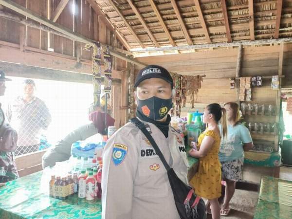 DITINDAK : Penindakan warung yang jualan miras oleh Polsek Kelumpang Barat bersama Koramil 1004 - 06/ Kelumpang Barat dan Satpol PP Kotabaru.