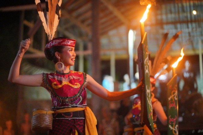 PESTA PANEN: Kemeriahan Mesiwah Pare Gumboh di Kecamatan Halong Kabupaten Balangan. Sempat ditutup dari pengunjung luar akibat pandemi, aruh ini kembali dibuka. FOTO: WAHYUDI/RADAR BANJARMASIN