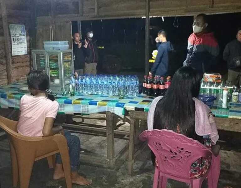 MELANGGAR: Warung remang-remang di daerah Sungai Riam ditutup Satpol PP dan Damkar Tala. FOTO: Satpol PP dan Damkar Tala