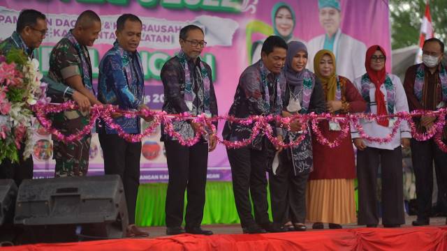 PEMBUKAAN : Bupati Balangan, Abdul Hadi (tengah), saat memotong pita untuk menandai dibukanya Expo UMKM. | FOTO MC FOR RADAR BANJARMASIN.