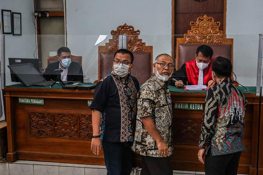 DIGANTI: Bambang Widjojanto (kedua kiri) dan Denny Indrayana (kiri) mengikuti sidang praperadilan terkait penetapan tersangka Mardani H Maming di Pengadilan Negeri Jakarta Selatan, Jakarta, Selasa (12/6). MIFTAHULHAYAT/JAWA POS