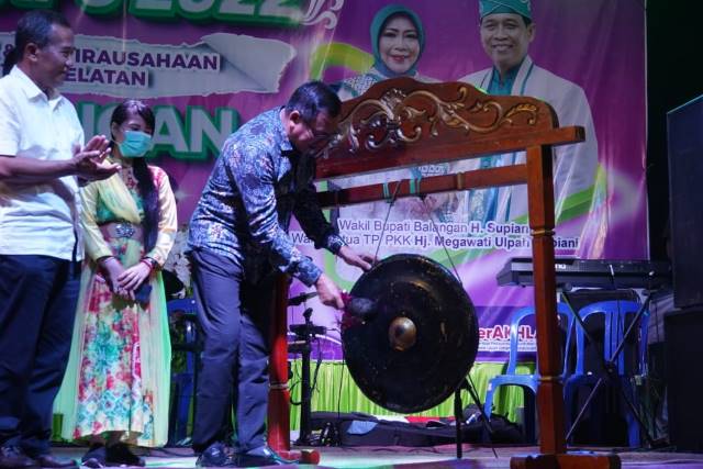 PENUTUPAN : Kepala Dinas Koperasi, UMKM, Perindustrian dan Perdagangan Kabupaten Balangan, Aidinnor saat menutup secara resmi Expo UMKM se-Kalsel di Balangan. : FOTO WAHYUDI RADAR BANJARMASIN.