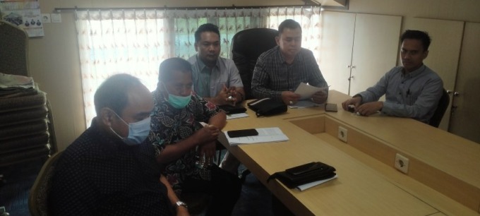USAI RAPAT: Ketua Badan Kehormatan DPRD Banjarmasin, M Isnaini, didampingi wakilnya, Deddy Sophian, serta tiga anggota, Gusti Yuli, H Muis dan Rudiani.