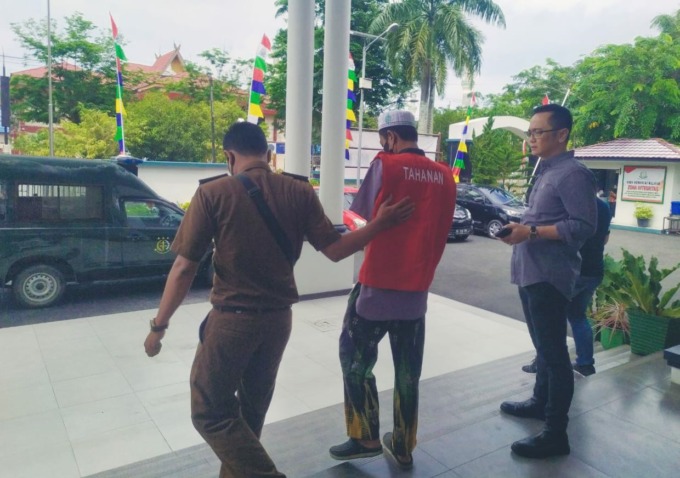 DITAHAN: Ahmad Fauzian terpidana korupsi dalam kasus WC Sehat di Disperkim-LH HSU tahun 2021 digiring petugas Kejaksaan HSU. | FOTO: M AKBAR/RADAR BANJARMASIN
