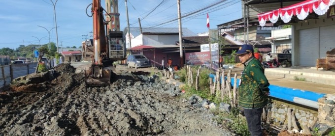 SEMPAT DIPERBAIKI: Pihak BPJN Kalsel memperbaiki sementara besi penghubung Jembatan Barito, beberapa waktu lalu. Kini akan diperbaiki total dengan jenis expansion join yang sama. Foto : Dok Radar/Ahmad Mubarak