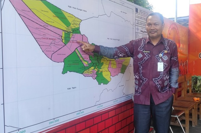 PETA: Kalak BPBD HSS Kusairi menunjukkan wilayah yang sudah ada muncul titik api di posko kabupaten