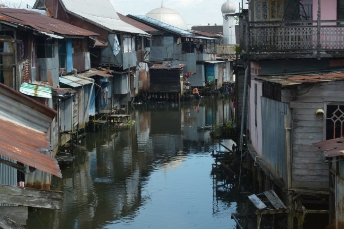 PENCEMARAN: Di Banjarmasin, masih banyak warga yang menjadikan sungai sebagai tempat buang air besar (BAB). FOTO: WAHYU RAMADHAN/RADAR BANJARMASIN
