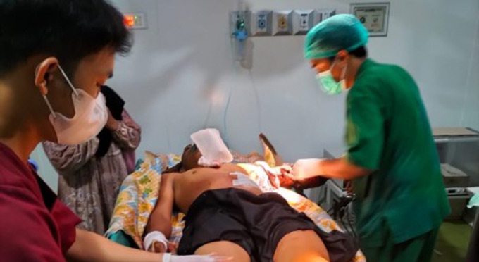 KORBAN: Tim medis berusaha menyelamatkan nyawa Ahmad Faisori (25), warga Sungai Tiung Cempaka Banjarbaru yang menjadi korban penikaman oleh Badali. Sayang, karena lukanya terlalu parah korban akhirnya meninggal dunia pada Rabu (17/8) pukul 19.40 Wita. FOT