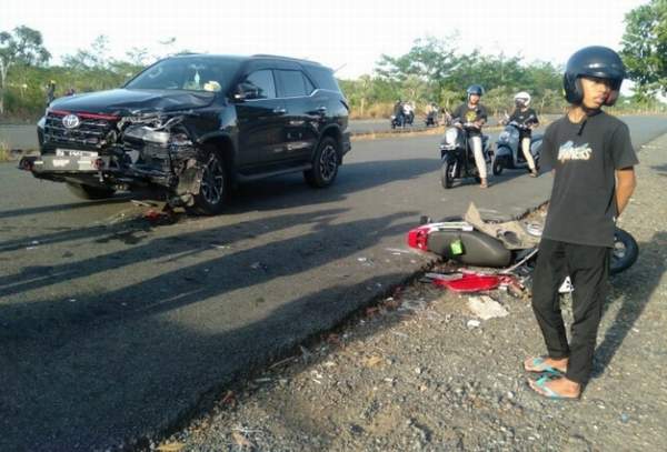 TABRAKAN MAUT: Kondisi kedua kendaraan sesaat setelah bertabrakan di area perkantoran Setdaprov Kalsel.