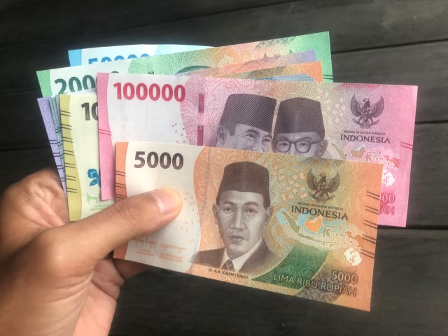 UANG BARU: Pecahan lima ribu rupiah yang menampilkan potret Kiai Idham Chalid semasa muda. FOTO: MUHAMMAD SYARAFUDDIN/RADAR BANJARMASIN
