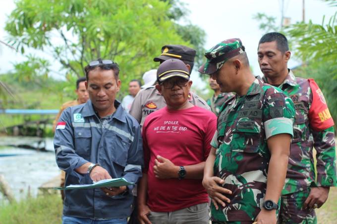 PERSIAPAN : Dandim 1001/HSU-Balangan, Letkol Inf Dhuwi Hendradjaja (kanan) saat meninjau lokasi TMMD. : FOTO WAHYUDI RADAR BANJARMASIN.