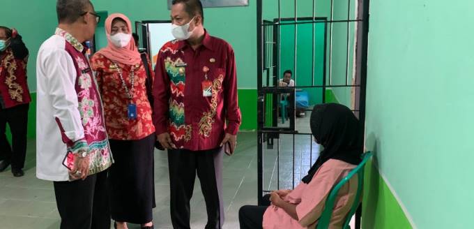 TINJAU: Wawali Kota Banjarbaru, Wartono didampingi Kadinsos Kota Banjarbaru meninjau kondisi rumah singgah di Dinas Sosial Kota Banjarbaru.