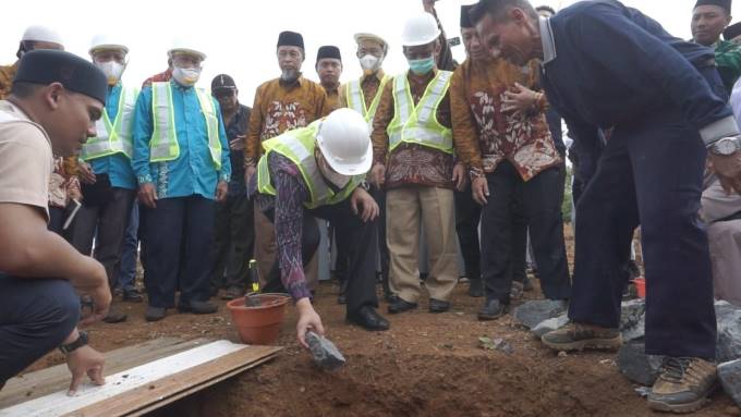 BATU PERTAMA: Wali Kota Banjarbaru, Aditya Mufti Ariffin meletakkan batu pertama pembangunan Muhammadiyah Boarding School Banjarbaru.