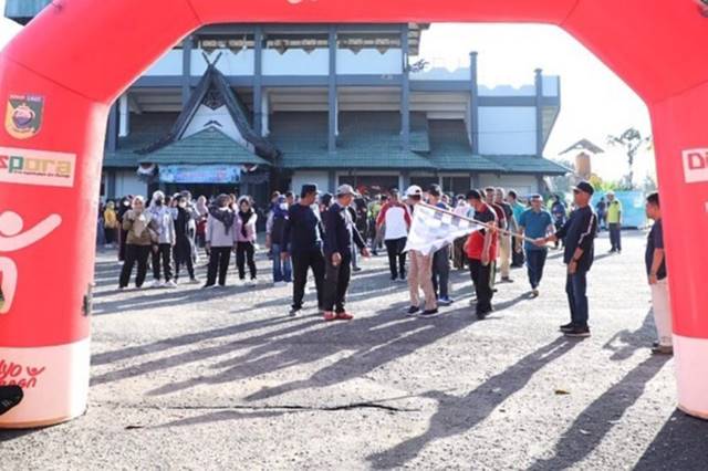 MERIAH: Sekda Tala H Dahnial Kifli melepas peserta jalan santai untuk memperingati 75 tahun koperasi di Indonesia. Foto : PROKOPIM FOR RADAR BANJARMASIN