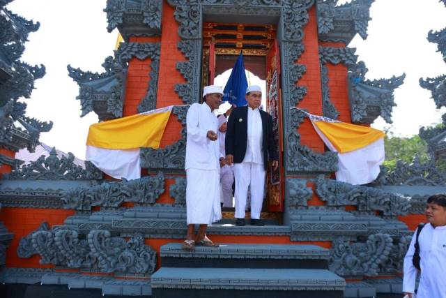 AKHLAK: Bupati Tanbu HM Zairullah Azhar (kanan) berbincang dengan pemuka agama usai meresmikan Kori Agung di Sungai Loban.