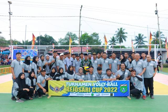 SEMANGAT: Wakil Bupati Tanbu Muh Rusli foto bersama atlet voli di Desa Rejosari.