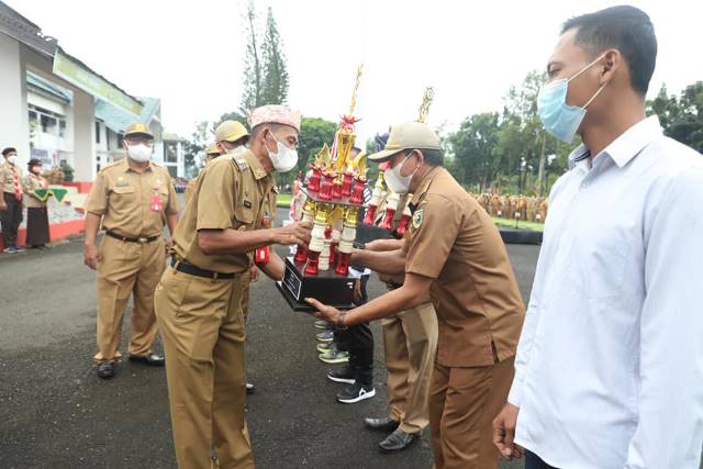 BANGGA: Bupati Tala HM Sukamta menyerahkan piala kepada desa dan kelurahan yang menjadi pemenang lomba. Foto : PROKOPIM FOR RADAR BANJARMASIN