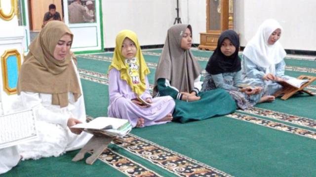 SATU MASJID: Kepala Inspektorat Tanah Bumbu Yulian (kanan) bersama anak-anak mengaji di masjid.