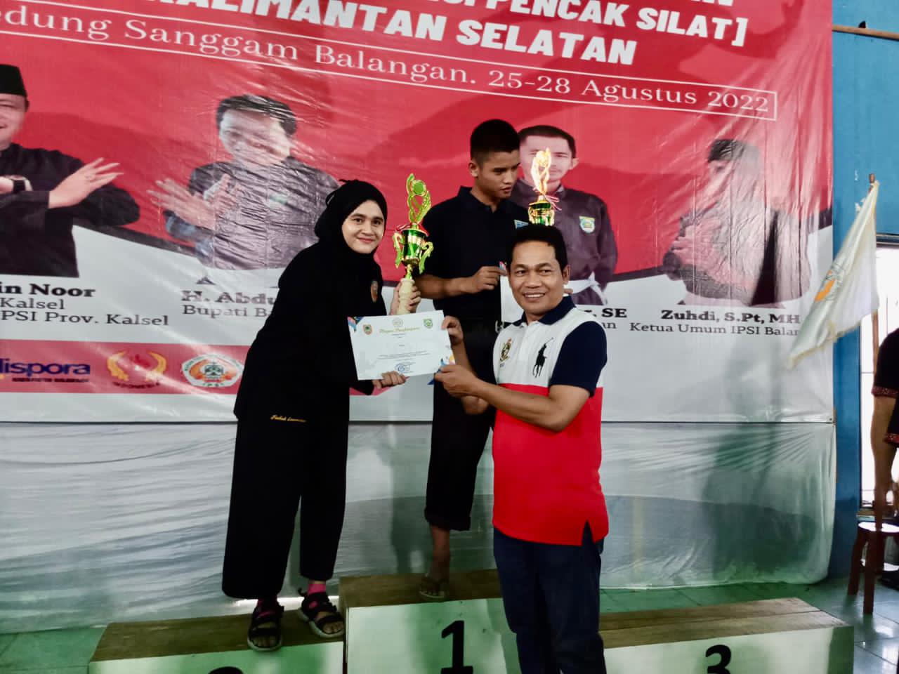 PENGHARGAAN : Bupati Balangan, Abdul Hadi (kanan) saat menyerahkan piagam penghargaan kepada atlet yang keliar sebagai juara. : FOTO MC FOR RADAR BANJARMASIN.